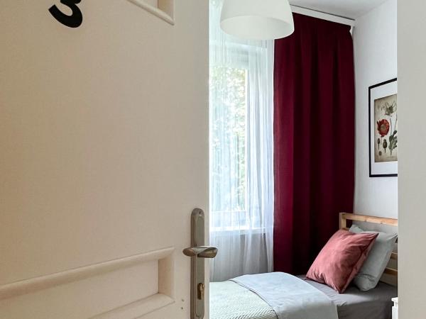 Flower House Warsaw Chopin Airport : photo 7 de la chambre chambre simple standard avec salle de bains commune