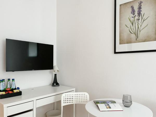 Flower House Warsaw Chopin Airport : photo 6 de la chambre chambre double standard avec salle de bains commune