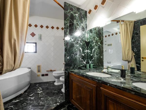 Residenza Kastrum : photo 7 de la chambre suite deluxe avec baignoire spa