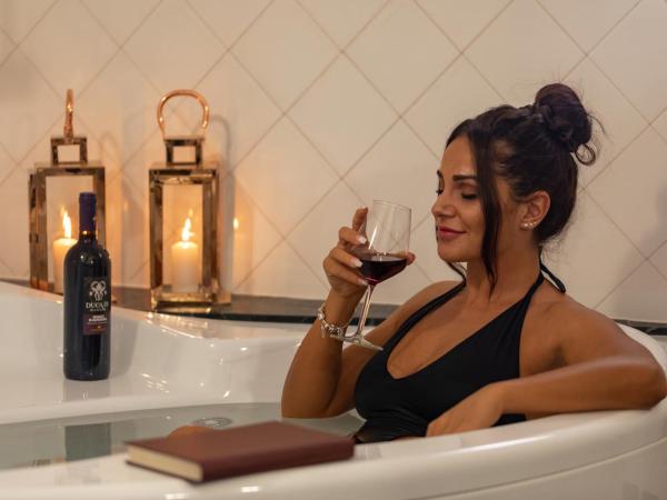 Residenza Kastrum : photo 10 de la chambre suite deluxe avec baignoire spa