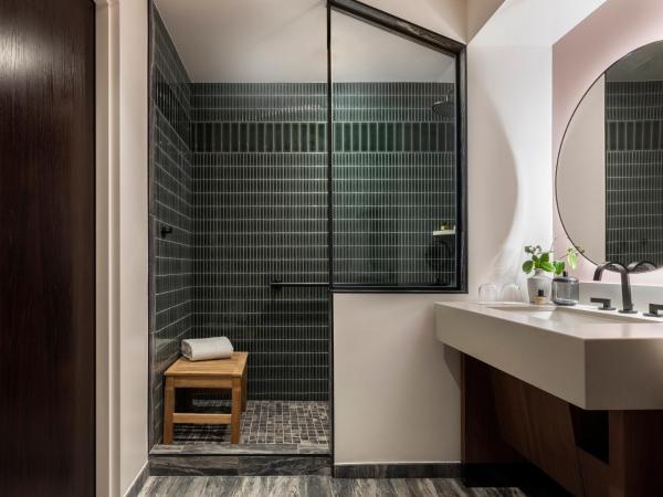 Thompson Denver, by Hyatt : photo 8 de la chambre chambre lit king-size pour personnes à mobilité réduite avec douche accessible aux personnes à mobilité réduite