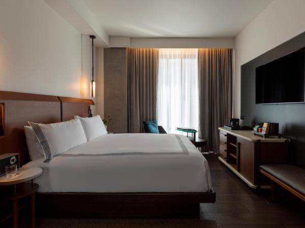 Thompson Denver, by Hyatt : photo 9 de la chambre chambre lit king-size pour personnes à mobilité réduite avec douche accessible aux personnes à mobilité réduite