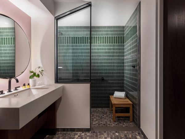 Thompson Denver, by Hyatt : photo 5 de la chambre chambre lit king-size pour personnes à mobilité réduite avec douche accessible aux personnes à mobilité réduite