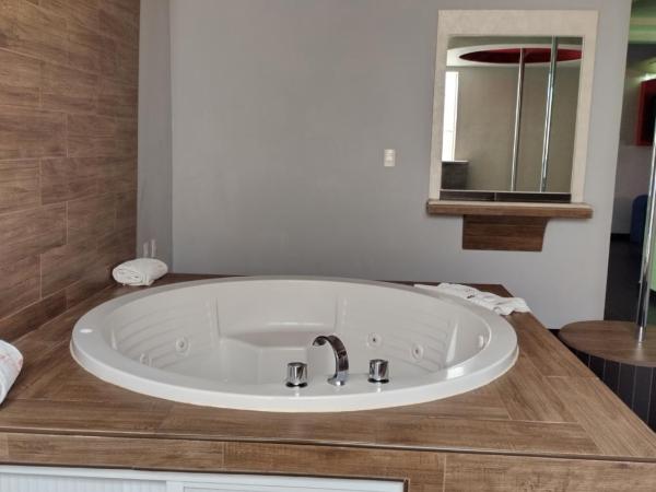 Hotel & Villas 7 : photo 9 de la chambre suite lit king-size avec baignoire spa