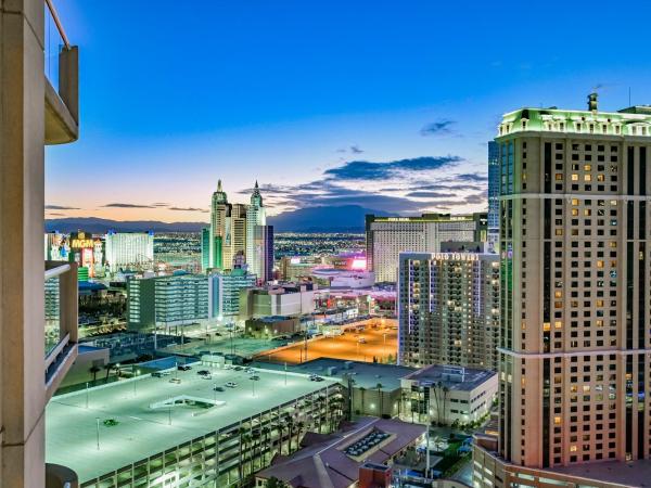 Signature Rental by Owner Direct : photo 9 de la chambre penthouse floor studio - strip view & balcony