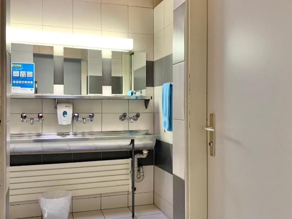 Hotel&Hostel Montarina : photo 6 de la chambre dortoir privé avec salle de bains commune (5 adultes)
