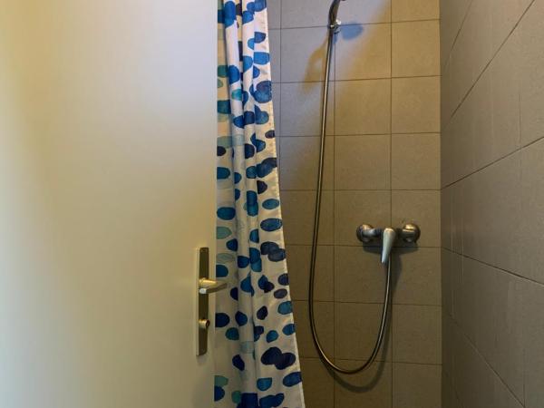 Hotel&Hostel Montarina : photo 4 de la chambre dortoir privé avec salle de bains commune (5 adultes)