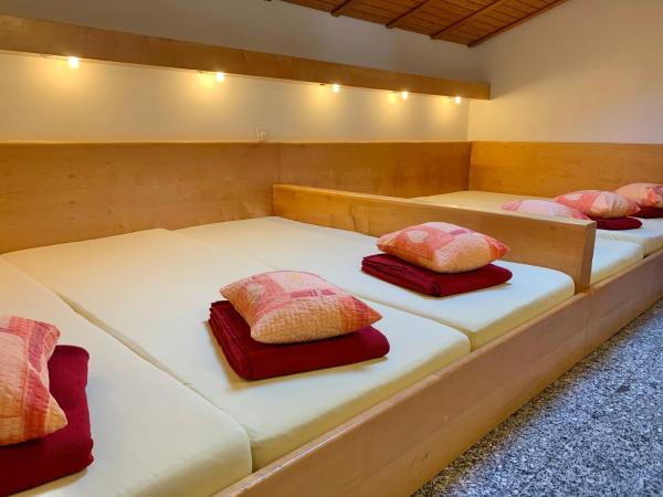 Hotel&Hostel Montarina : photo 8 de la chambre dortoir privé avec salle de bains commune (5 adultes)