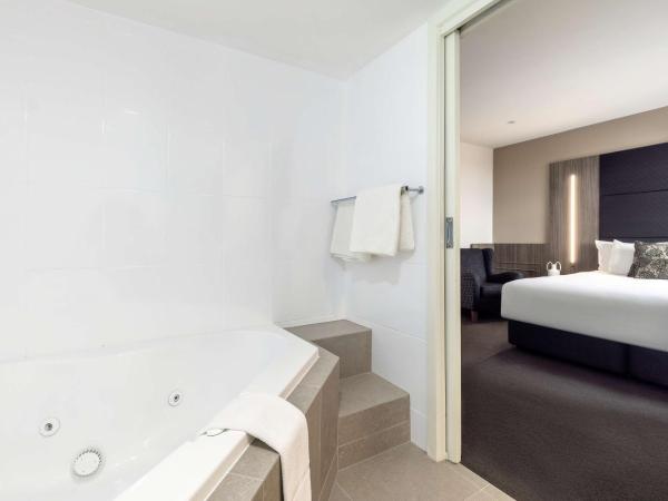 Rydges South Park Adelaide : photo 1 de la chambre chambre king spa