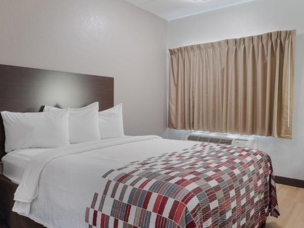 Red Roof Inn San Antonio - Seaworld Northwest : photo 2 de la chambre chambre lit queen-size de luxe - non-fumeurs