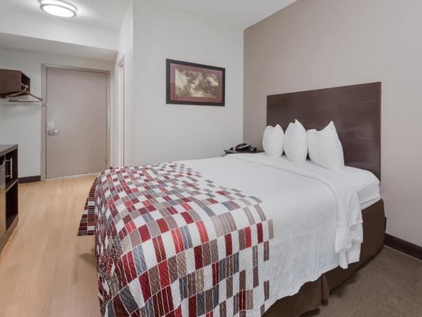 Red Roof Inn San Antonio - Seaworld Northwest : photo 4 de la chambre chambre lit queen-size de luxe - non-fumeurs