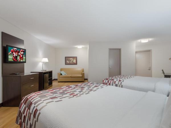 Red Roof Inn San Antonio - Seaworld Northwest : photo 1 de la chambre suite with two queen beds non-smoking