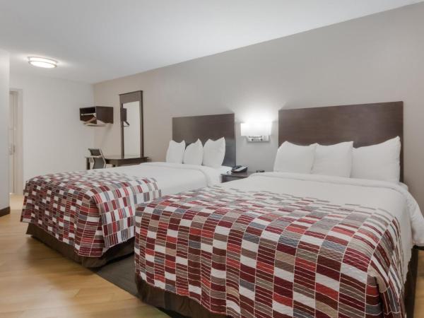 Red Roof Inn San Antonio - Seaworld Northwest : photo 3 de la chambre suite with two queen beds non-smoking