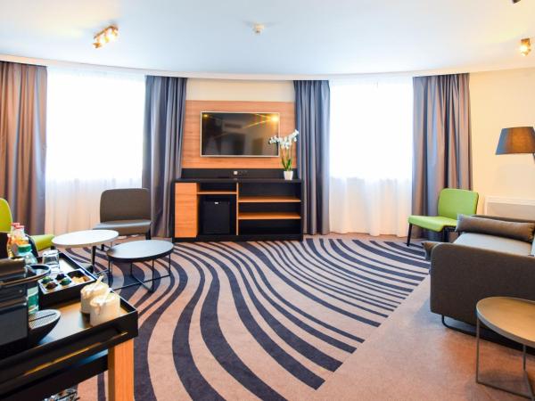 Novotel Szczecin Centrum : photo 7 de la chambre suite avec 1 lit double et 1 canapé-lit