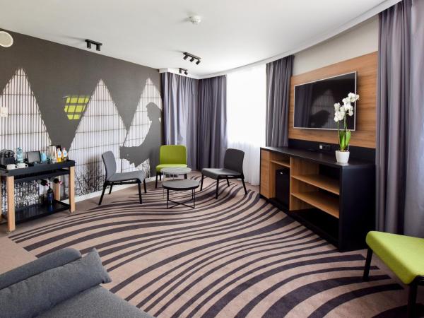 Novotel Szczecin Centrum : photo 6 de la chambre suite avec 1 lit double et 1 canapé-lit