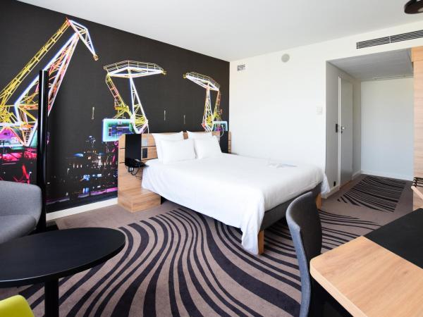 Novotel Szczecin Centrum : photo 5 de la chambre suite avec 1 lit double et 1 canapé-lit