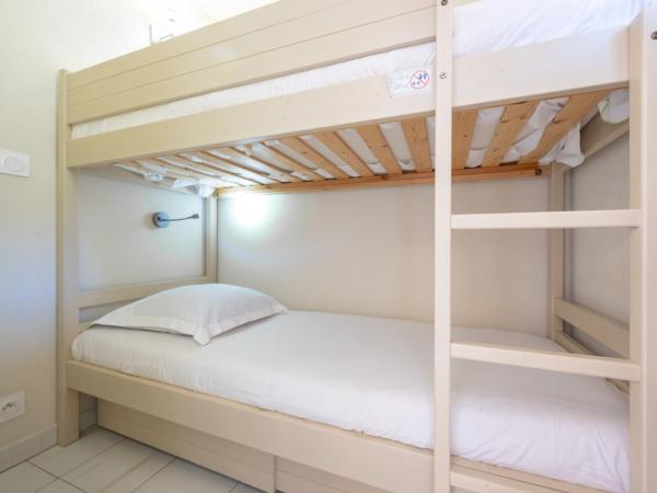 Résidence Pierre & Vacances L'Anse De Pramousquier : photo 4 de la chambre appartement 1 chambre avec coin nuit dans alcôve et terrasse ou balcon (6 personnes) - vue sur mer - côté sud