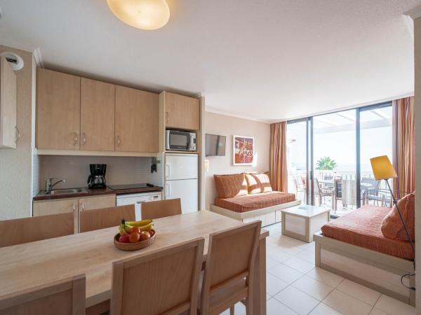 Résidence Pierre & Vacances L'Anse De Pramousquier : photo 1 de la chambre appartement 1 chambre avec coin nuit dans alcôve et terrasse ou balcon (6 personnes) - vue sur mer - côté sud