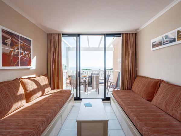 Résidence Pierre & Vacances L'Anse De Pramousquier : photo 2 de la chambre appartement 1 chambre avec coin nuit dans alcôve et terrasse ou balcon (6 personnes) - vue sur mer - côté sud