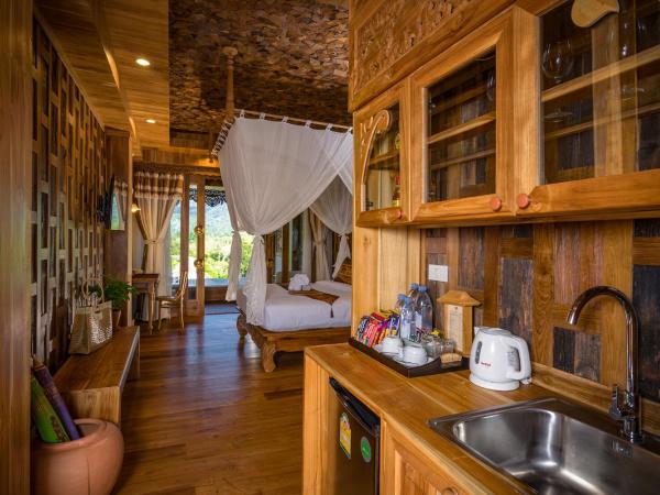 Santhiya Tree Koh Chang Resort : photo 4 de la chambre suite piscine - vue sur eau - transfert aller-retour régulier en hors-bord