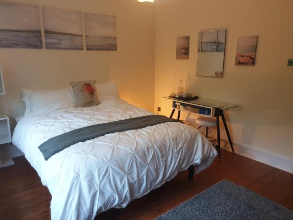 Little Robin Gate - Free Parking - Central - 10 min Walk to Train Station : photo 9 de la chambre chambre lit king-size avec baignoire spa