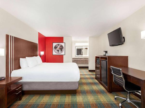 Ramada by Wyndham San Antonio Near SeaWorld - Lackland AFB : photo 2 de la chambre chambre lit king-size - non-fumeurs