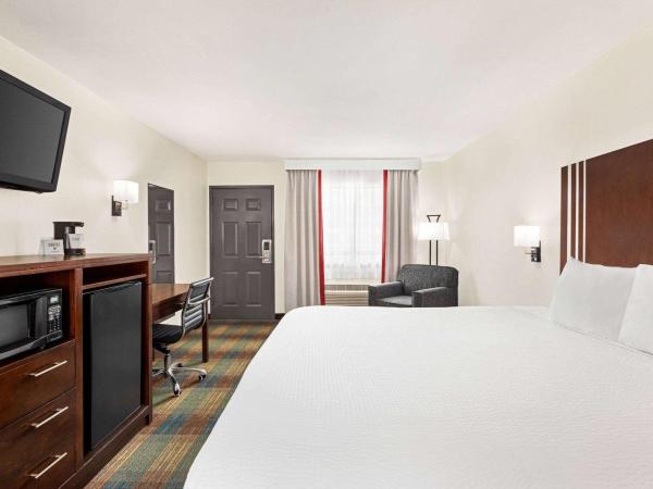 Ramada by Wyndham San Antonio Near SeaWorld - Lackland AFB : photo 4 de la chambre chambre lit king-size - non-fumeurs