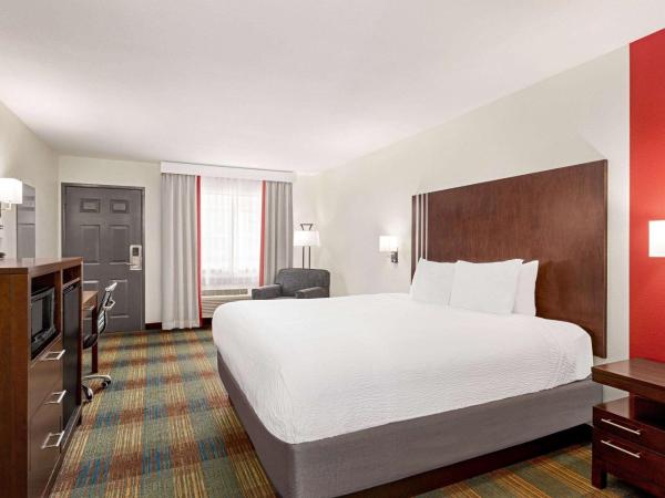Ramada by Wyndham San Antonio Near SeaWorld - Lackland AFB : photo 5 de la chambre chambre lit king-size - non-fumeurs