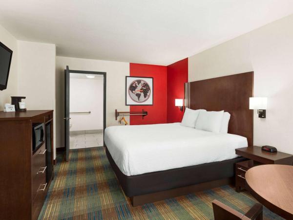 Ramada by Wyndham San Antonio Near SeaWorld - Lackland AFB : photo 1 de la chambre chambre lit king-size avec baignoire - accessible aux personnes à mobilité réduite/malentendantes - non-fumeurs
