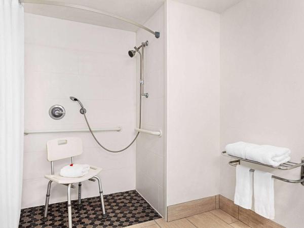 Ramada by Wyndham San Antonio Near SeaWorld - Lackland AFB : photo 4 de la chambre chambre lit king-size avec baignoire - accessible aux personnes à mobilité réduite/malentendantes - non-fumeurs