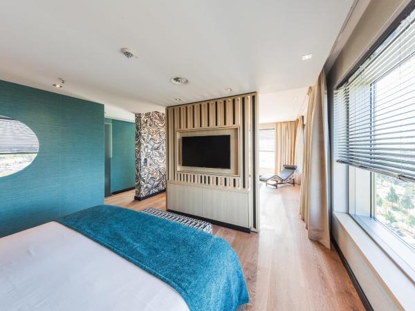 Van der Valk Hotel Düsseldorf : photo 8 de la chambre suite avec baignoire spa