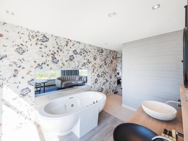 Van der Valk Hotel Düsseldorf : photo 7 de la chambre suite avec baignoire spa