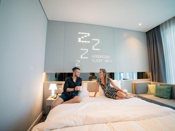 Studio M Al Barsha Hotel by Millennium : photo 3 de la chambre chambre lit king-size exclusive urban avec départ tardif, enregistrement anticipé, blanchisserie et rafraîchissements gratuits