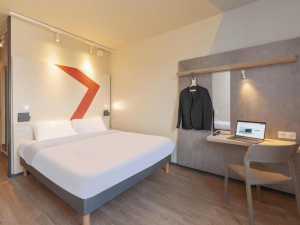 Ibis Budget Mont De Marsan : photo 5 de la chambre chambre double familiale avec 1 lit double et 2 lits simples