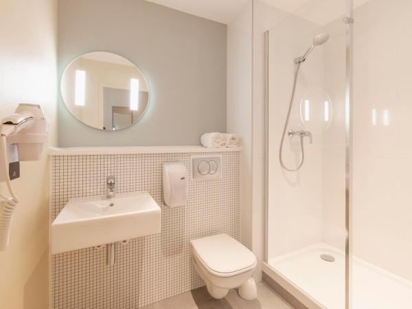 Ibis Budget Mont De Marsan : photo 4 de la chambre chambre double familiale avec 1 lit double et 2 lits simples