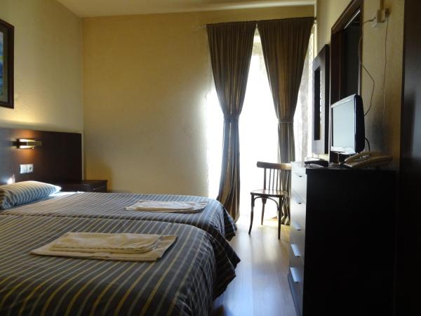 Hostal Cal Forner : photo 2 de la chambre chambre lits jumeaux