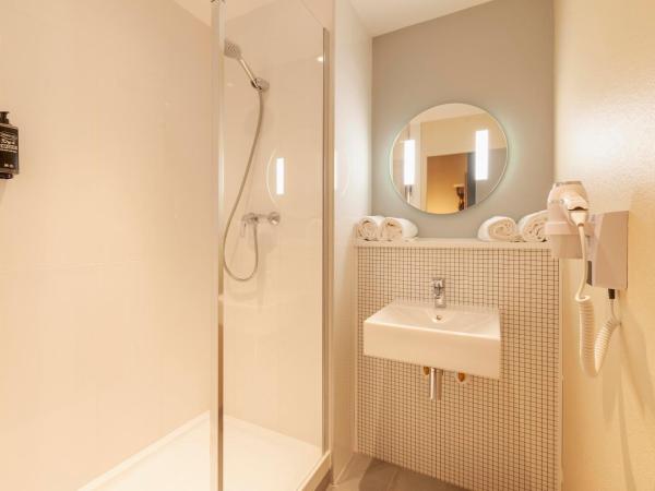 Ibis Budget Mont De Marsan : photo 3 de la chambre chambre double familiale avec 1 lit double et 2 lits simples