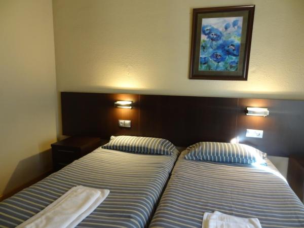 Hostal Cal Forner : photo 3 de la chambre chambre lits jumeaux