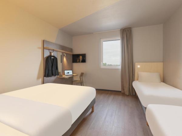 Ibis Budget Mont De Marsan : photo 2 de la chambre chambre double familiale avec 1 lit double et 2 lits simples