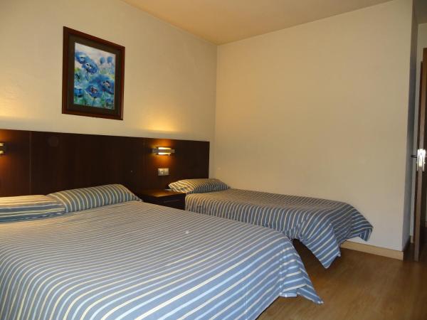 Hostal Cal Forner : photo 3 de la chambre chambre triple