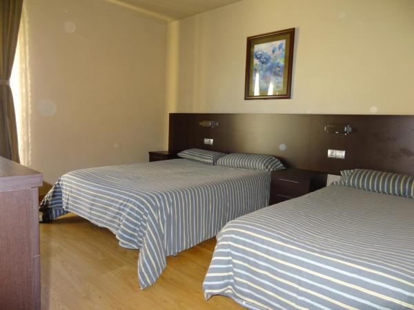 Hostal Cal Forner : photo 4 de la chambre chambre triple