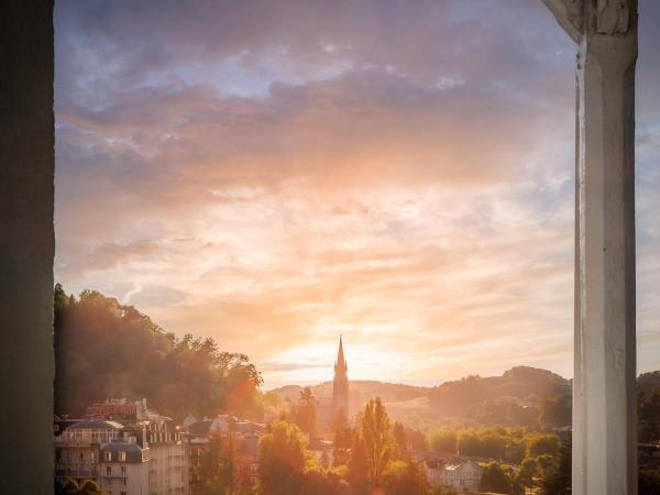 Belfry & Spa by Ligne St Barth : photo 2 de la chambre suite familiale avec balcon et accès gratuit au spa - vue sur sanctuaire