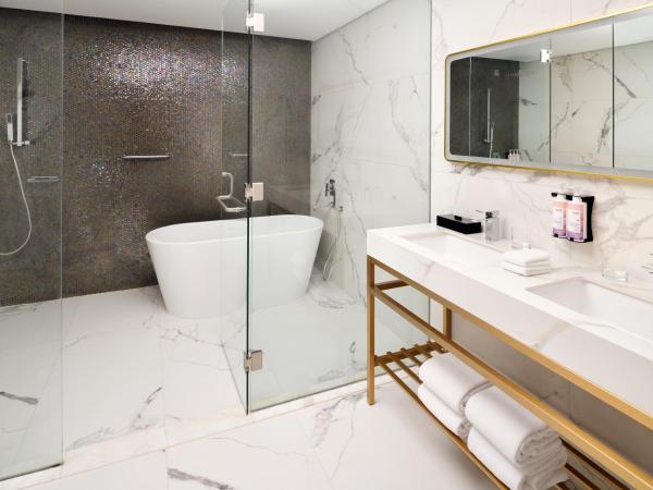 Movenpick Jumeirah Village Triangle : photo 2 de la chambre suite lit king-size premium - vue sur ville