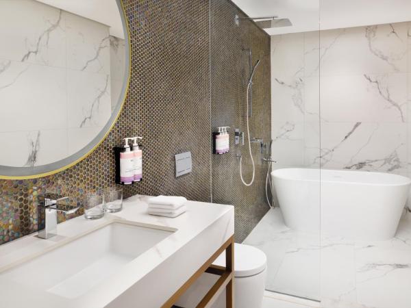 Movenpick Jumeirah Village Triangle : photo 8 de la chambre chambre lit king-size supérieure - vue sur ville