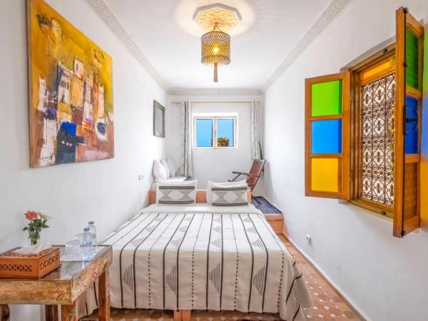 Riad Kafila : photo 4 de la chambre chambre double avec canapé et fenêtre sur mer n°4