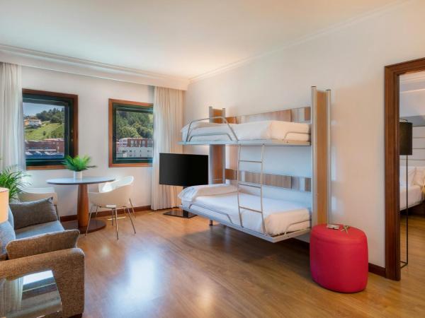 Hotel Santiago Plaza Affiliated by Meliá : photo 2 de la chambre chambre familiale