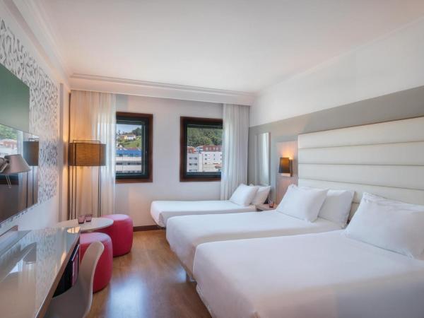 Hotel Santiago Plaza Affiliated by Meliá : photo 1 de la chambre chambre triple