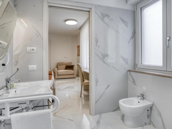 Vomero High Hotel : photo 4 de la chambre chambre lits jumeaux pour personnes à mobilité réduite