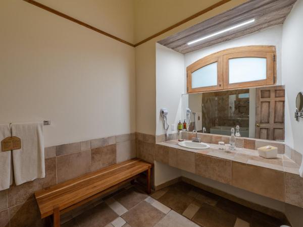 Casa De Sierra Azul : photo 6 de la chambre chambre lit king-size avec baignoire spa