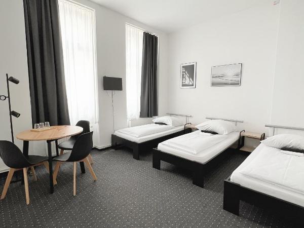 Hotel AVAlex : photo 2 de la chambre chambre triple avec salle de bains commune